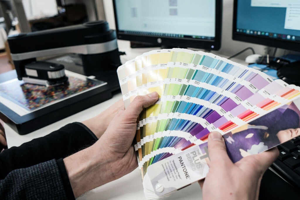 Drukowanie z użyciem kolorów CMYK i Pantone: Co warto wiedzieć?